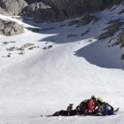 Protección Civil rescata a un montañero que se rompió una pierna al resbalar con el hielo en el Jou del Llambrión de Picos de Europa.