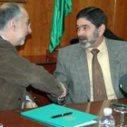 El director del Liceo, Josep Caminal, estrecha la mano del rector