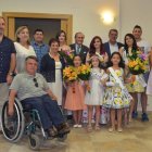 Jaime Peñafiel posa con miembros de la corporación y las reinas y damas de las fiestas. CASTRO