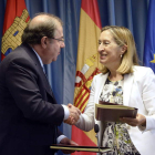Herrera y Ana Pastor, ayer, tras la firma del convenio en la Delegación del Gobierno.