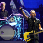 El músico y cantante estadounidense Bruce Springsteen durante el concierto que ha ofrecido este viernes en el Estadio Olímpico de Barcelona. ALEJANDRO GARCÍA