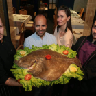 José Suevo, Belén Alas y los cocineros del Zuloaga con el gran rodaballo, un ejemplar de 10 kilos, poderoso y de exquisito sabor, que será degustado en el restaurante leonés a gusto de los comensales