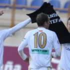 Los jugadores de la Cultural Rubén García, Iván Mateo y Santi Santos festejan el primer gol de la Cu