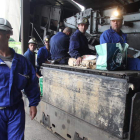 Trabajadores del pozo Santa Cruz, el 2 de julio del pasado año, con la comida para sus compañeros encerrados.