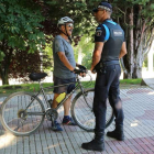 Un agente informa a un ciclista sobre la nueva ley. DL