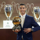 Fotografía facilitada por la revista France Football de Cristiano con su cuarto Balón de Oro. A. MARTÍNEZ