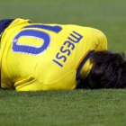 Messi, en el suelo durante el partido del Barça ante el Atlético