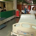 Una profesional traslada una cama del Hospital, en una imagen de archivo. L. DE LA MATA