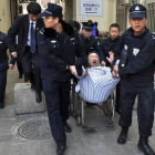 Varios policías sacan a rastras a Chen del hospital.