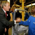 El presidente Bush saluda a un trabajador de la fábrica Ford que visitó en Sudáfrica