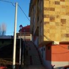 El edificio está situado entre las calles Zamora y Polideportivo, de La Virgen del Camino
