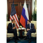 Obama y Medvédev conversan durante su encuentro.