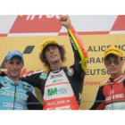 El italiano Valentino Rossi en la carrera de ayer y soplándole en la nuca, Lorenzo .