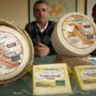 Los rectores de Vega Esla junto al queso de oveja que la cooperativa ya tiene en el mercado.