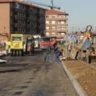 Obreros de Begar ultiman las obras de la carretera que se abrirá hoy al tráfico de vehículos