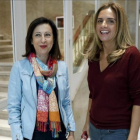 Las diputadas Margarita Robles y Susana Sumelzo, que mantuvieron el 'no' a Rajoy, la semana pasada en el Congreso.