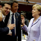 Alexis Tsipras (izq), primer ministro de Grecia; su homónimo italiano, Matteo Renzi (centro) y Angela Merkel, cancillera alemana, en Bruselas, el 25 de junio del 2015.