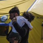 El padre de Osman con el niño en Idomeni. BOMBEROS EN ACCIÓN