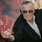 Stan Lee haciendo el famoso gestos de una de sus creaciones, Spiderman