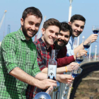 Gïk-Blue, el vino azul apto para todos los paladares creado con uva del Bierzo por cuatro jóvenes innovadores. Gorka, Aritz, Imanol y Taig brindan con su vino.