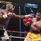 Mayweather golpea a Pacquiao, durante el combate de Las Vegas.