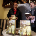 El editor Valentín Carrera y el autor de ‘Crítica teatral’ Miguel Ángel Varela, con el libro.