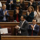 Pedro Sánchez recibe el aplauso de su grupo, en la segunda votación de la investidura, el pasado viernes en el Congreso.