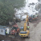 Las máquinas, ayer en la zona del cuenco de la presa. L. DE LA MATA