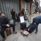 Algunos de los músicos en el arranque de la calle del Cristo, en el centro de Ponferrada.  L. DE LA MATA