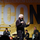 Grillo, en un acto de campaña por el 'no', en Turín.