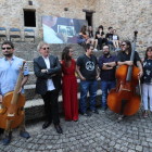 Los encargados de poner música y palabras al acto organizado por la ARMH. ANA F. BARREDO
