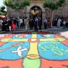 Una de las alfombras se colocará a la salida del templo parroquial de Villarejo de Órbigo. MARCIANO P.