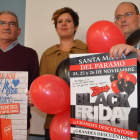 El concejal Trinitario Sarmiento y dos comerciantes muestran el cartel del ‘Black Friday’ paramés. MEDINA