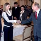 Putin saluda a Kabayeva en una foto de archivo en una reunión celebrada en pasado 10 de marzo