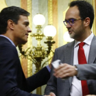 Pedro Sánchez saluda a Antonio Hernando, este jueves en el Congreso.