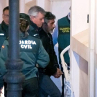El asesino confeso de la joven zamorana de 26 años Laura Luelmo, Bernardo Montoya (c), a su llegada a los juzgados de Valverde del Camino