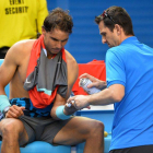 Rafael Nadal recibe atención médica en la mano izquierda, durante el partido contra Kei Nishikori.