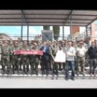 Baloncesto León entrega en la base «Conde de Gazola» material deportivo a las unidades leonesas destinadas en Afganistán