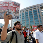 Los manifestantes contra el juicio se concentraron en el Palacio de Justicia de Estambul. ERDEM SAHIN