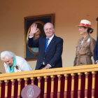 El rey Juan Carlos acudió a la plaza de toros de Aranjuez junto a su hija, la infanta Elena. ISMAEL HERRERO