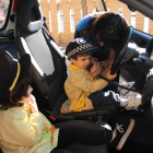Los niños de la escuela infantil conocieron cómo funciona un coche de la Policía Local.