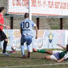 Bandera remata un balón entre dos defensores del equipo extremeño materializando el gol del empate.