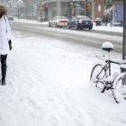Una mujer camina por una calle de Cambrigde, en Massachusetts, zona en alerta por la nevada.