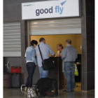 Pasajeros leoneses protestando en el mostrador de Good Fly.