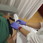 Una paciente de Oncología recibe tratamiento, en una imagen de archivo. RAMIRO