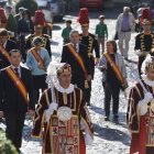 La corporación municipal sigue a los maceros por el centro de León. JESÚSLas autoridades, durante la celebración de la misa. JESÚS