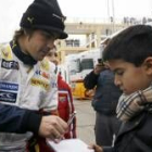 Decenas de aficionados pidieron un autógrafo a Fernando Alonso