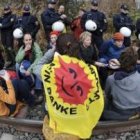 Cientos de miles de personas se concentraron ayer para impedir la llegada del tren.