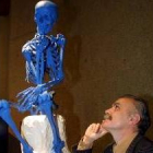Carbonell mira un esqueleto en la Casa del Hombre de La Coruña