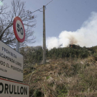 Imagen de archivo de otro incendio en la carretera de Corullón, en el año 2009. ANA F. BARREDO
